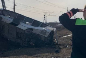 Восемь человек погибли при столкновении автобуса с поездом в Ярославской области

