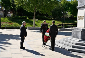 Али Асадов посетил памятник Гейдару Алиеву в Анкаре
