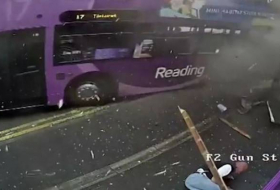 Сбитый автобусом британец встал и пошел в паб (ВИДЕО)