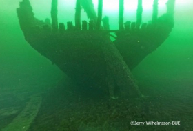 На Балтике нашли затонувший корабль с сотнями непочатых бутылок