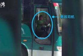 В Китае ребенок угнал автобус (ВИДЕО)