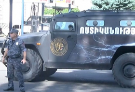 Удерживающие заложников в здании полиции в Ереване выдвинули новые условия