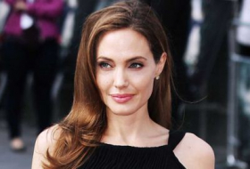 Королева наградила Анджелину Джоли почетным титулом
