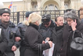 Армянские полицейские плюют в матерей погибших солдат - ФОТО