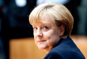 Канцлер: Германия не намерена перекрывать границы для беженцев 