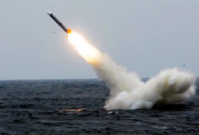 Ким Чен Ын запускает ракеты с подводной лодки