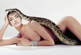 Провокационная фотосессия  Ирины Шейк со змеей