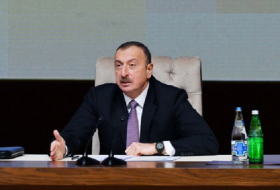 Ильхам Алиев призвал предпринимателей не выбрасывать людей на улицу