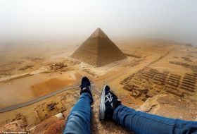 Русский турист забрался на пирамиду ради красивой фотографии