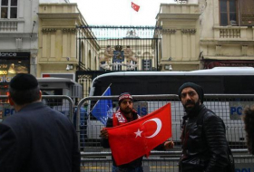 Над дипмиссией Нидерландов в Стамбуле на время был водружен флаг Турции