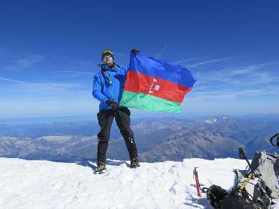 Флаг Азербайджана над высшей точкой Западной Европы