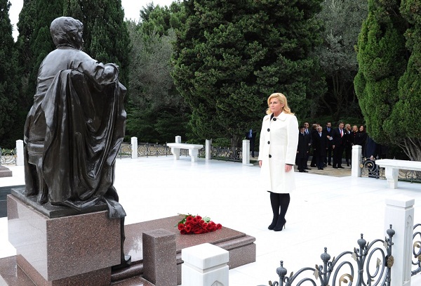 Президент Хорватии посетила Аллею почетного захоронения - ФОТО