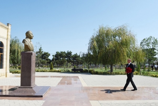 Ильхам Алиев в парке имени Гейдара Алиева в Яламе - ФОТО