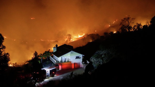 Лесные пожары под Лос-Анджелесом, эвакуированы 1,5 тысячи домов