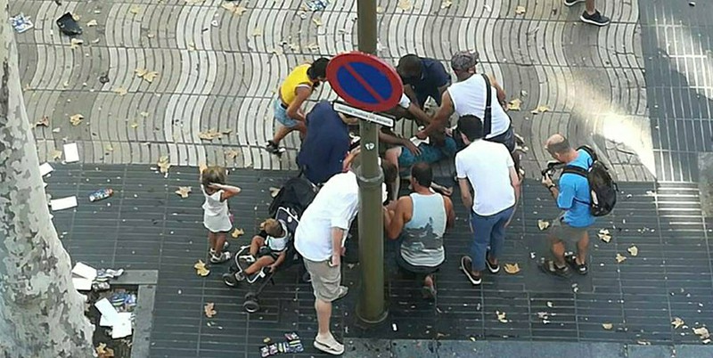 Второй наезд на людей в Барселоне: автомобиль сбил трех полицейских
