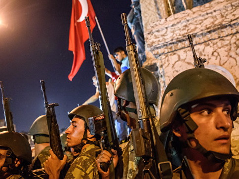 В Турции освободили 758 военных