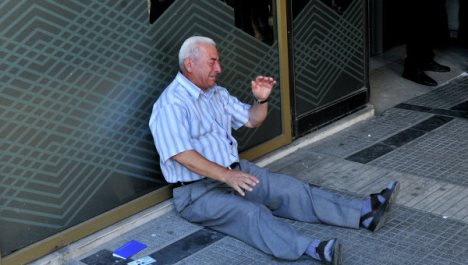 История плачущего греческого пенсионера тронула интернет-пользователей