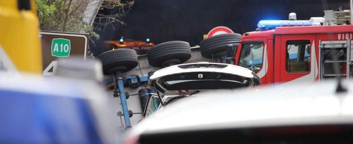 В Италии грузовик врезался в группу дорожных рабочих, двое погибли