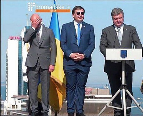 Нелепый наряд Саакашвили стал хитом в Интернете - ФОТО