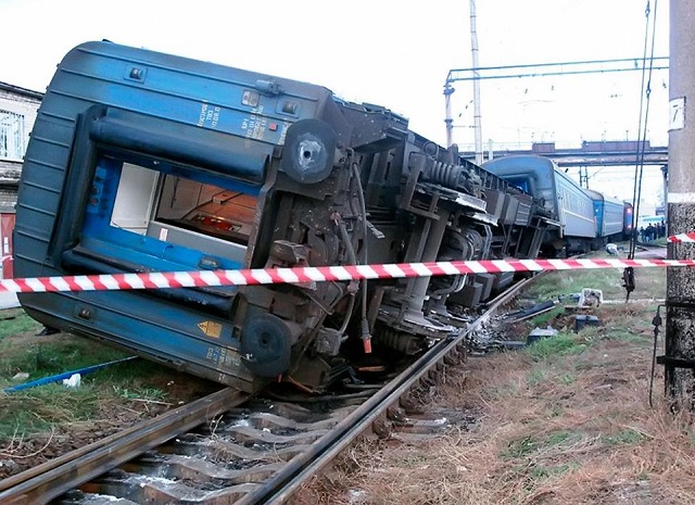 В Японии поезд сошел с рельсов, один человек погиб