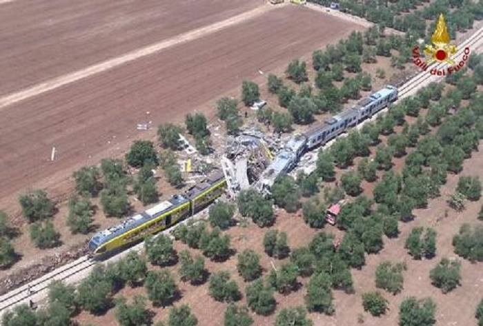 Число погибших при столкновении поездов на юге Италии возросло до 20 - ВИДЕО 