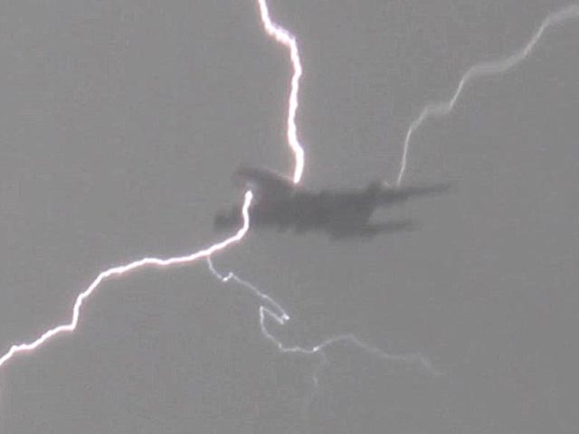 Молния ударила в самолет Салоники-Ереван