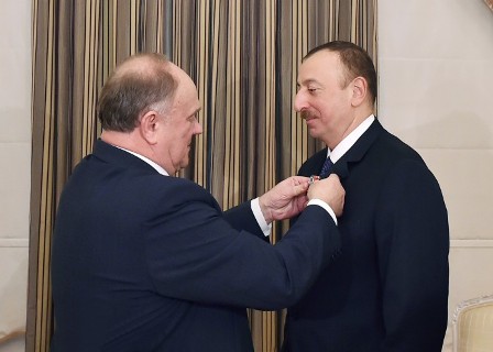 Зюганов вручил Ильхаму Алиеву орден - ФОТО