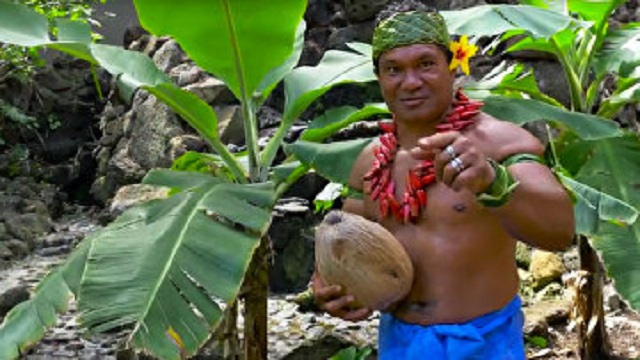 Индиец установил рекорд, разбив за минуту кулаками 124 кокоса - ВИДЕО 