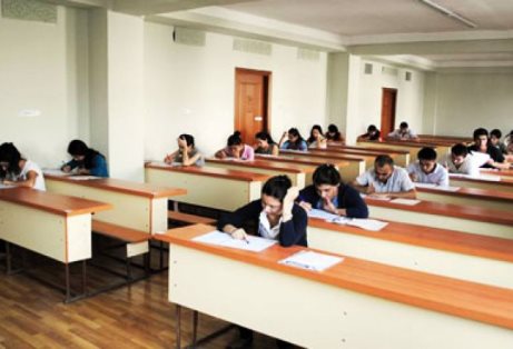 В Азербайджане проводятся выпускные экзамены