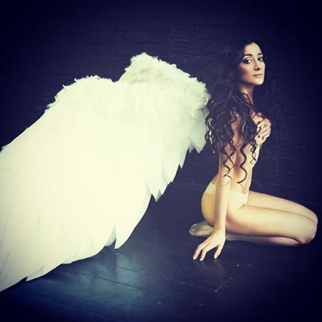 Азербайджанская модель в образе обнаженного ангела - ФОТО