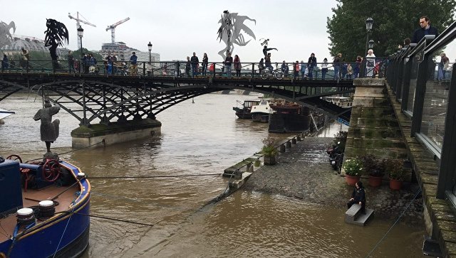 Мэр Парижа: риск подъема воды в Сене нет