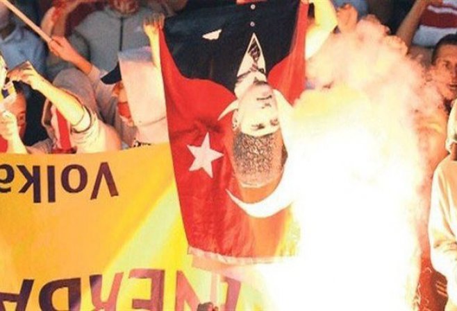Российские болельщики сожгли флаги Турции