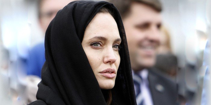 Джоли удивила изможденностью и шерстяной одеждой в жару