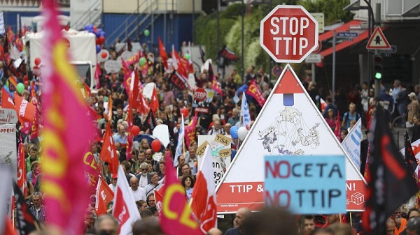 В Брюсселе проходит многотысячный митинг против TTIP 