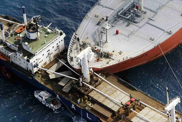 В проливе Дарданеллы столкнулись два нефтяных танкера
