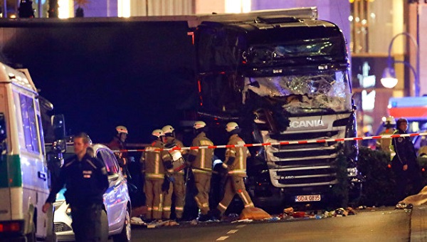 Полиция: Наезд грузовика в Берлине была преднамеренным нападением