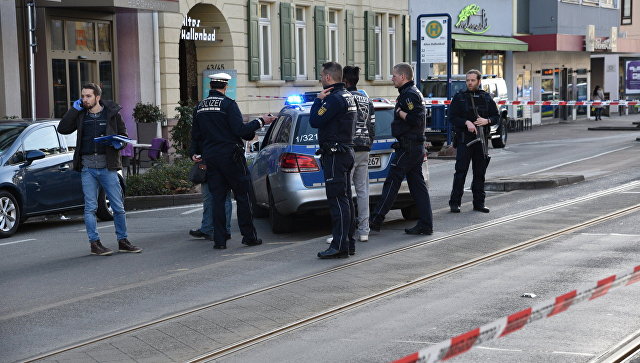 В Германии водитель, вооруженный ножом, совершил наезд на прохожих