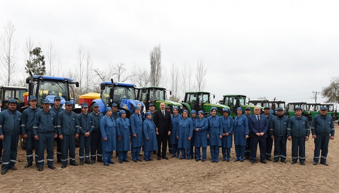 Президент ознакомился с хлопковым полем на территории села Гыраглы 
