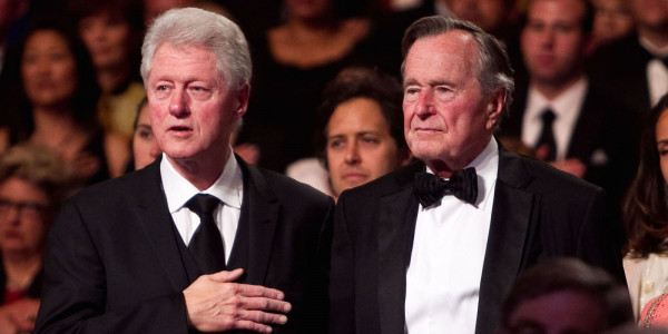 Бил Клинтон подарил Бушу-старшему носки