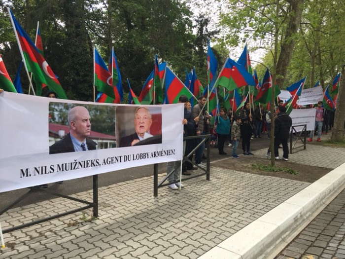 Азербайджанцы проводят акцию протеста в Страсбурге – ФОТО