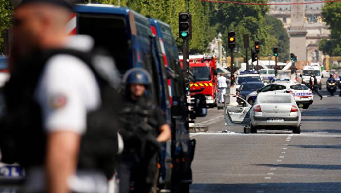 В Париже на Елисейских Полях машина протаранила полицейский фургон