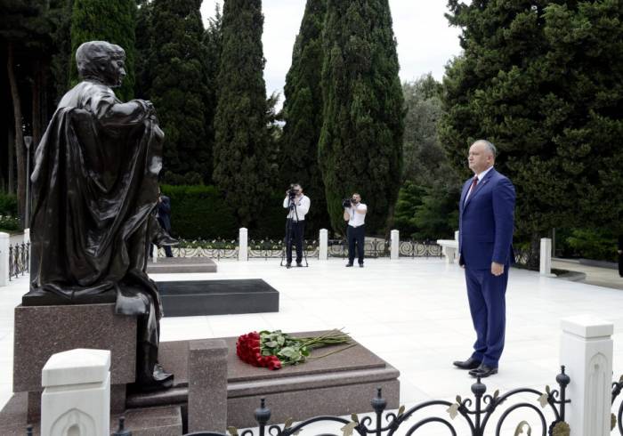 Президент Молдовы посетил могилу Гейдара Алиева