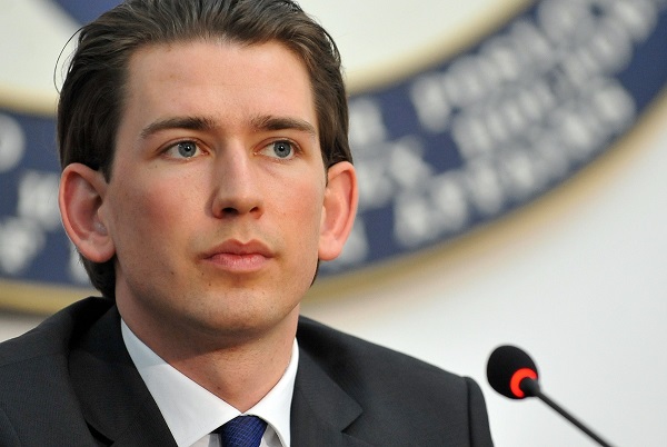 Канцлер Австрии считает участие Британии в выборах в Европарламент «абсурдным»
