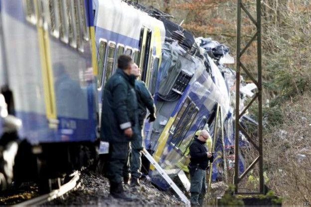 Столкновение поездов в Германии: 9 погибших, много пострадавших - ФОТО