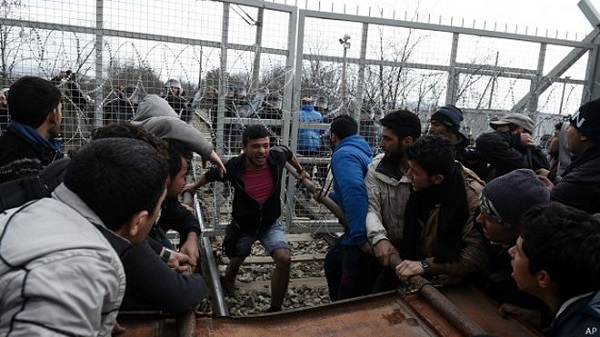 Мигранты протаранили заграждение на греко-македонской границе