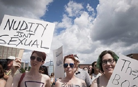 Канадские женщины провели марш в защиту права ходить топлес