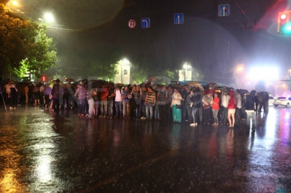 Дождь в Ереване разогнал митингующих  - ФОТО