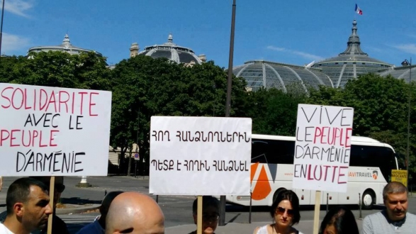В Париже `казнили` Саргсяна - ФОТО