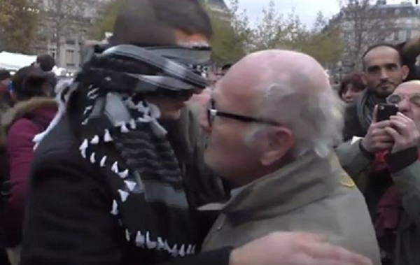 Акция мусульманина в Париже: «Обними меня, я не террорист» - ВИДЕО