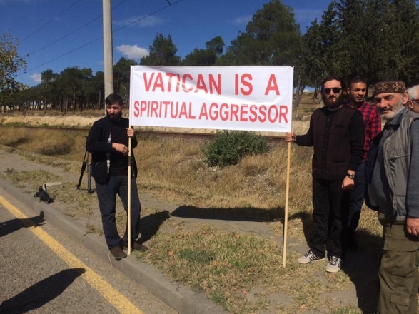 В Грузии митингуют против визита Папы Римского - ФОТО